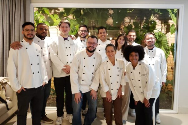 Colaboradores da Bayer reunidos e posando para a foto durante o Team Building Gourmet.