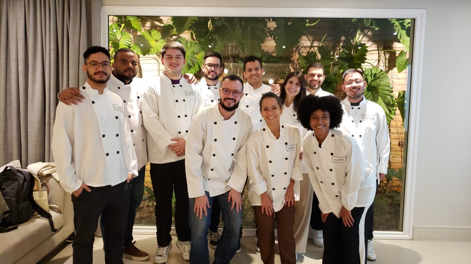 Colaboradores da Bayer reunidos e posando para a foto durante o Team Building Gourmet.