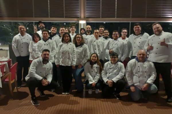 Colaboradores da Amazon participam de team building gastronômico no Hotel Almenat em São Paulo