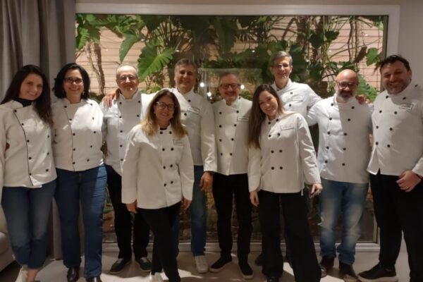 Colaboradores da Atos Brasil reunidos e posando para a foto no Experience Lounge.