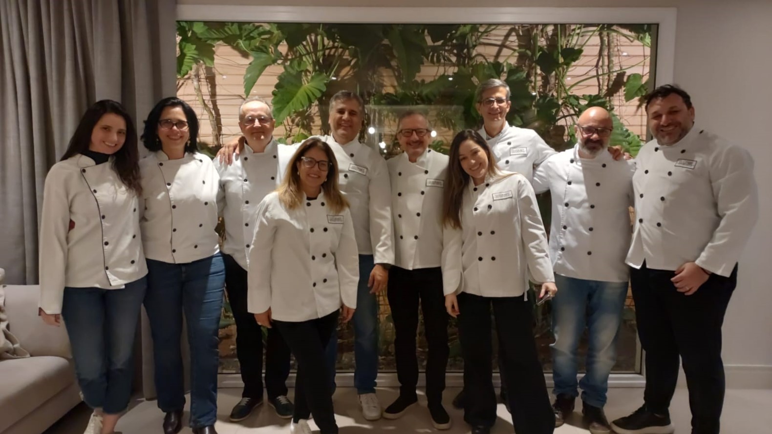 Colaboradores da Atos Brasil reunidos e posando para a foto no Experience Lounge.