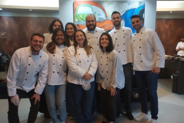 Equipe da Boston Scientific reunida e posando no espaço do Experience Lounge.