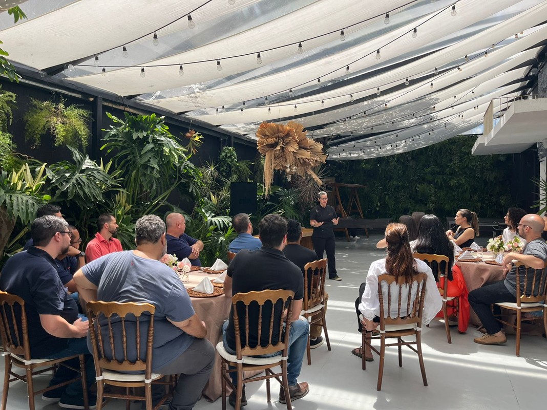 Colaboradores da Ambev atentos às instruções da chef Dani Salim durante o Team Building Gourmet na Casinha Le Joulie