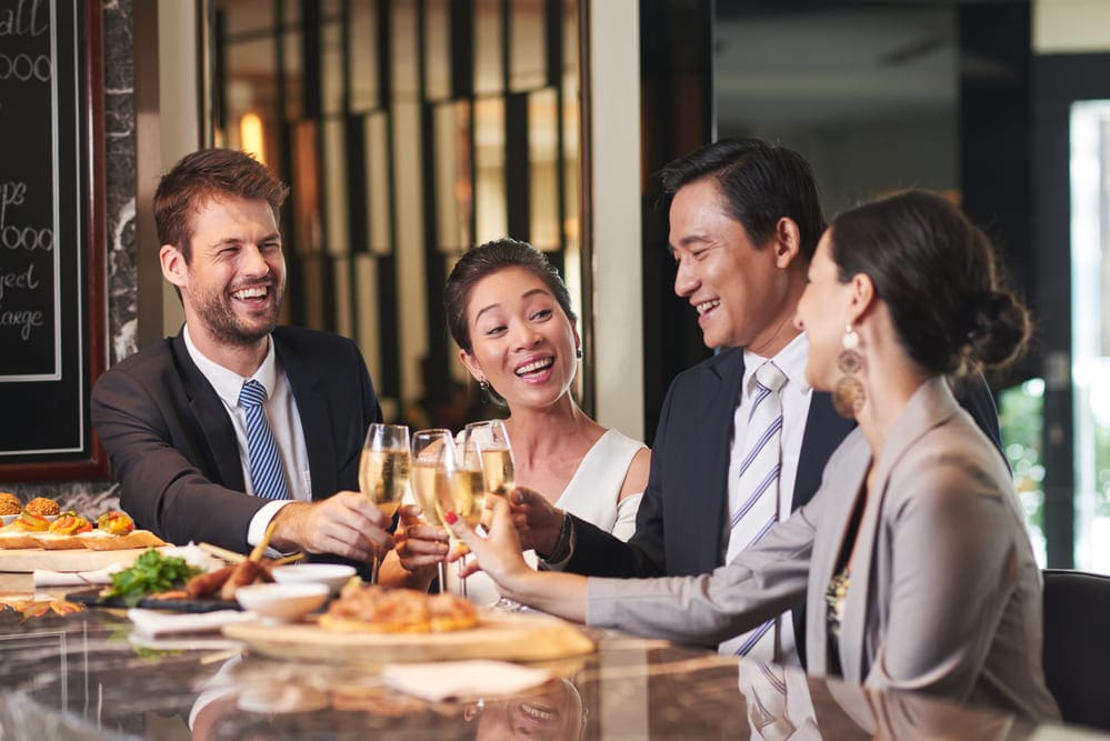 Jantar de negócios: guia rápido para impressionar clientes 