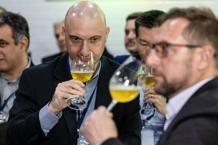 Apreciando Drink em Catering