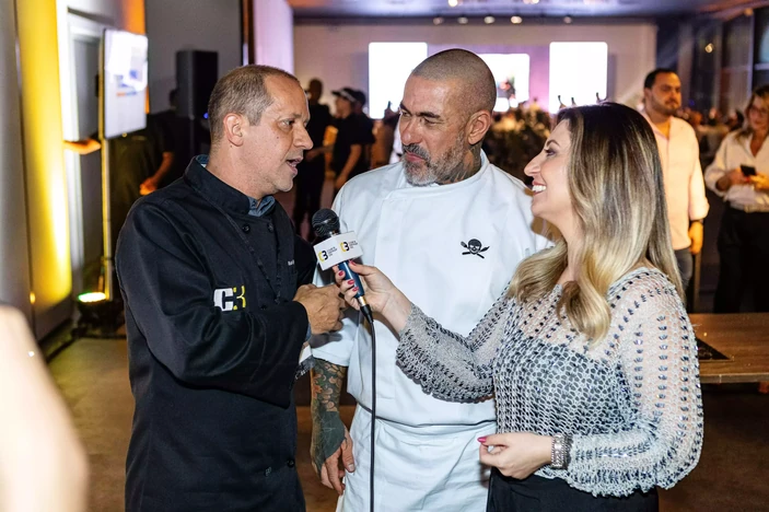 Team Building com Henrique Fogaça sendo Entrevistado