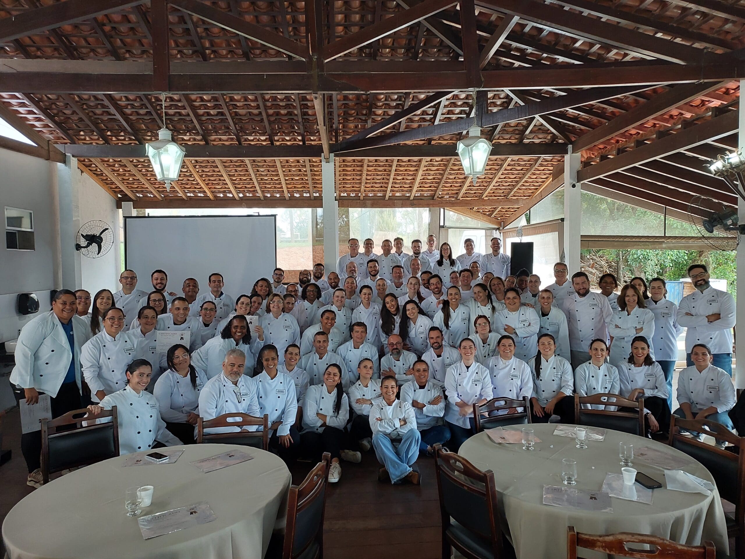 Equipe corporativa reunida em uma experiência gastronômica de team building, ilustrando o tipo de evento que empresas podem garantir ao fechar a agenda de 2026 com antecedência.