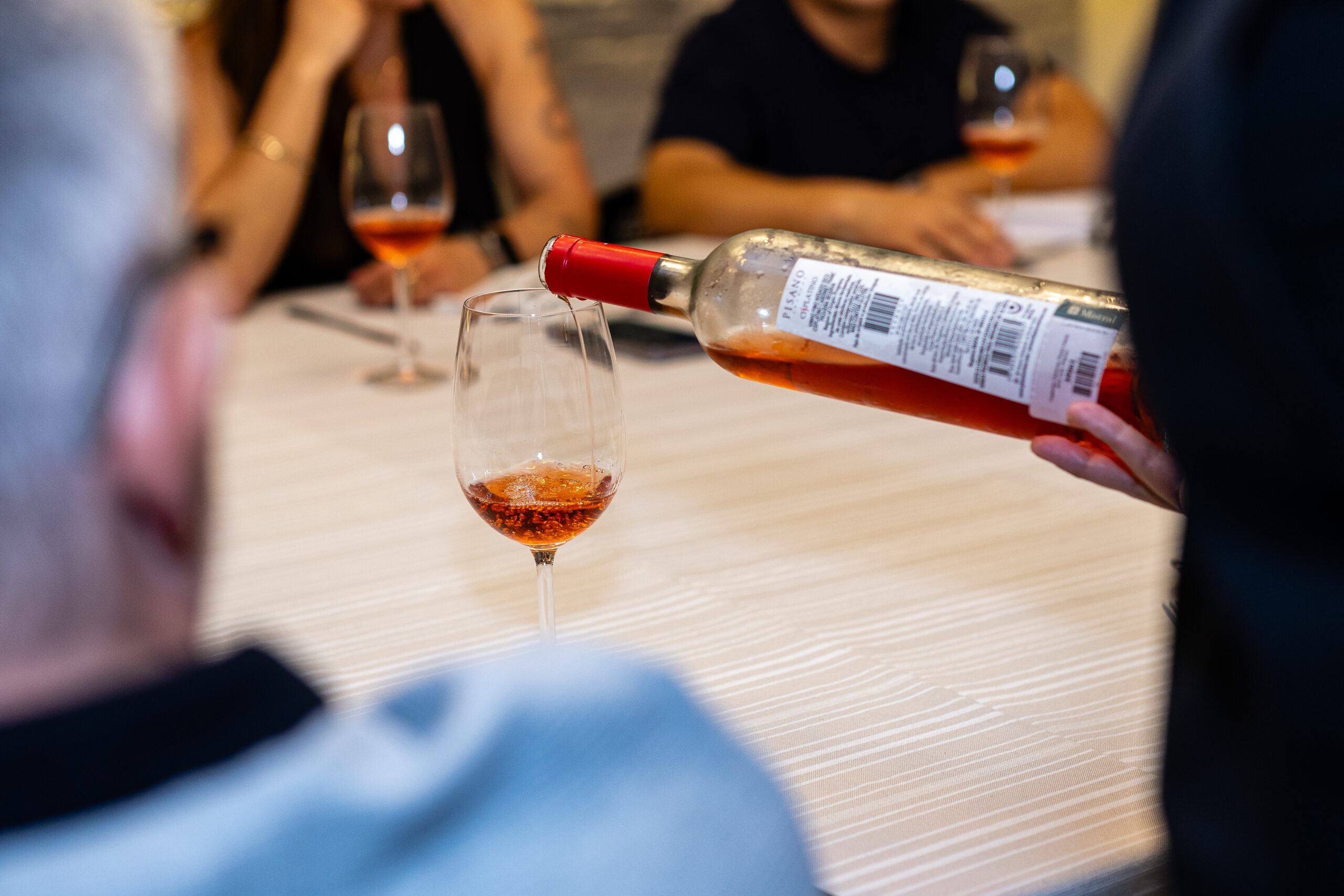 Equipe reunida em confraternização corporativa de inverno com vinho, jazz ao vivo e gastronomia sofisticada.